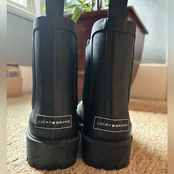 Like new Lucky Brand Chelsea boots - sz9 - Picture 4 of 8